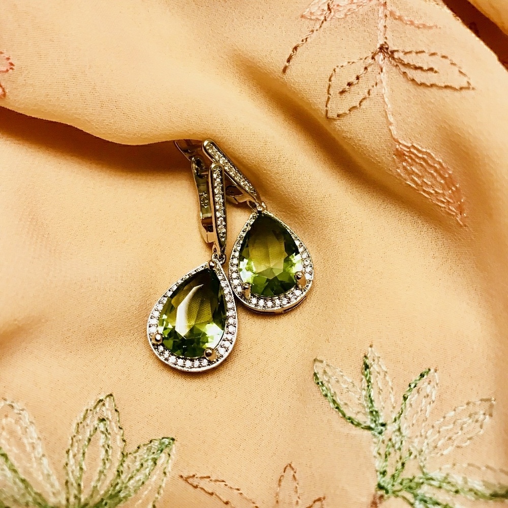 💚 HP! 9CTTW PEAR GREEN AMETHYST/DIAMOND EAR 💚